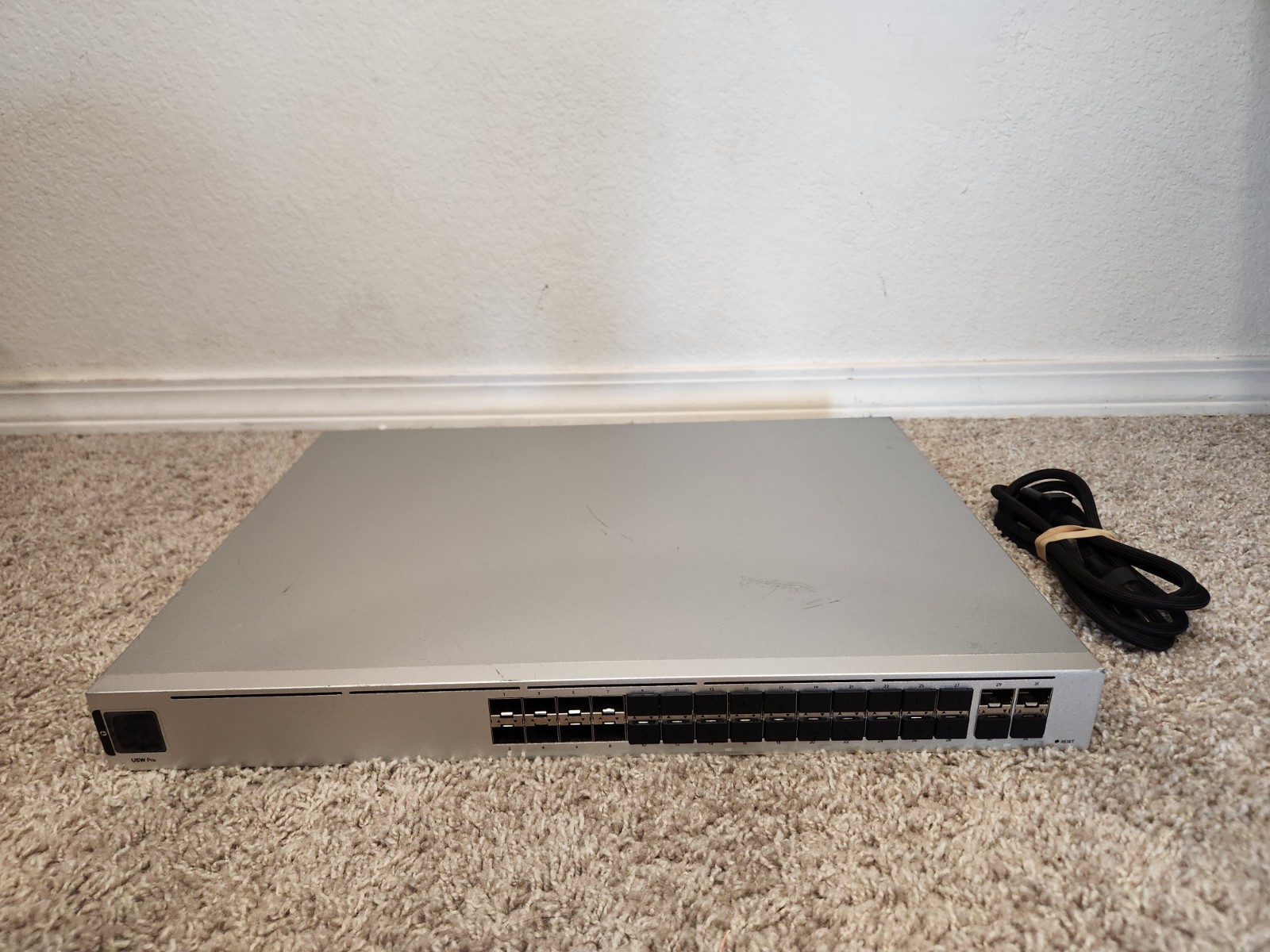 UniFi USW Pro Aggregation 32-Port 10G/25G Switch w/ Power Cord (Cosmetic Flaw)