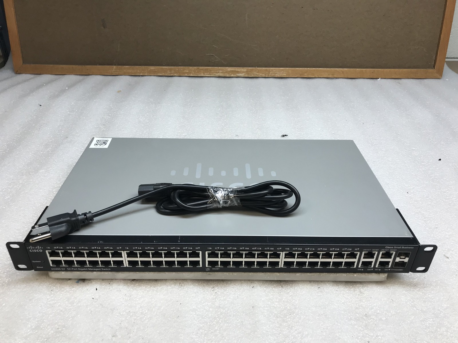 Cisco SG300-52 52-Port Gigabit Managed Network Switch Tested w/ Rack Ears