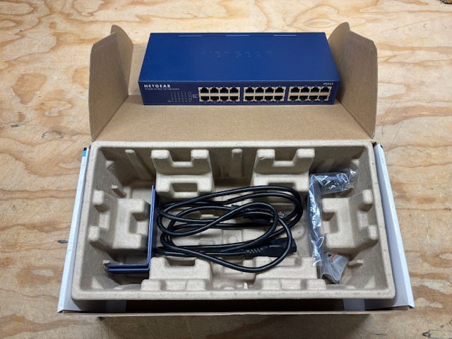 NETGEAR ProSAFE JFS524 24-Port Fast Ethernet Rackmount Switch (JFS524-200NAS)