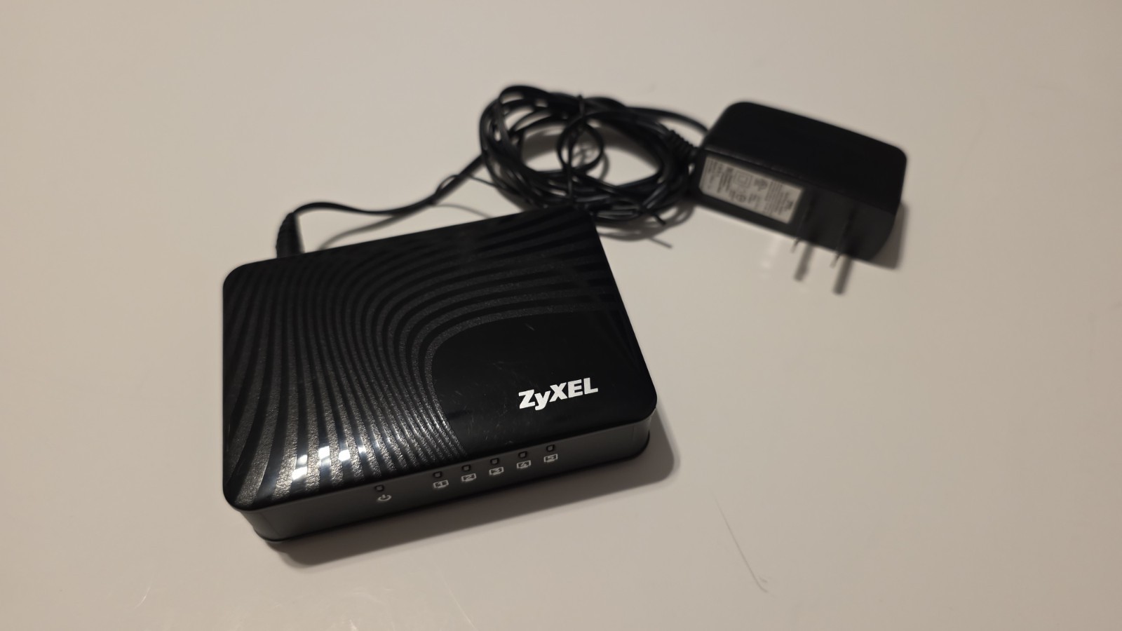 Zyxel GS-105I, which is a 5-port Desktop Gigabit Ethernet Media Switch