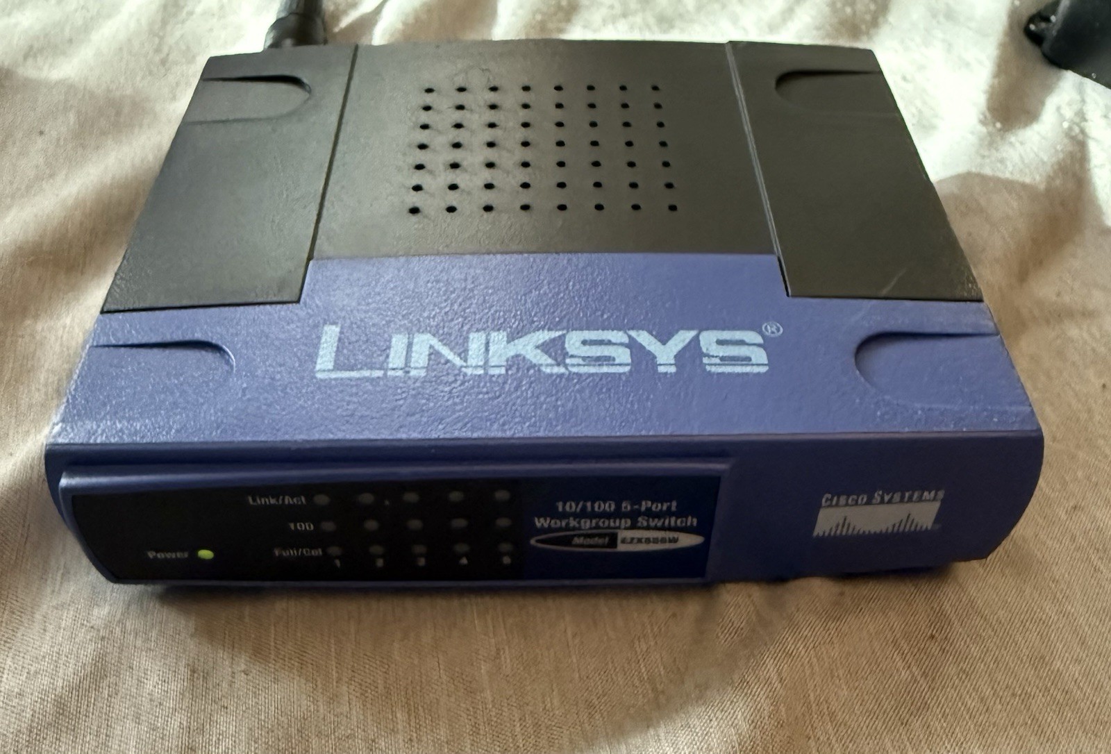 Linksys EZXS55W Workgroup Switch 5-Port EtherFast 10/100 Ver. 4.1 *Powers On*