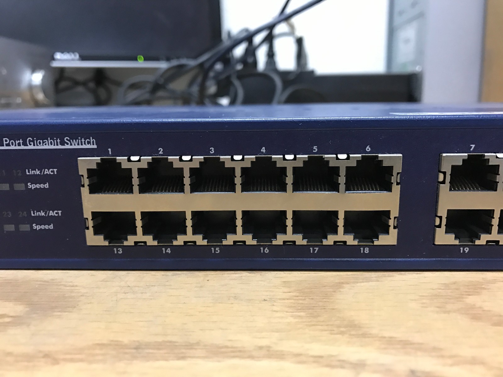 Netgear ProSafe 24 Port Gigabit Switch JGS524 V1