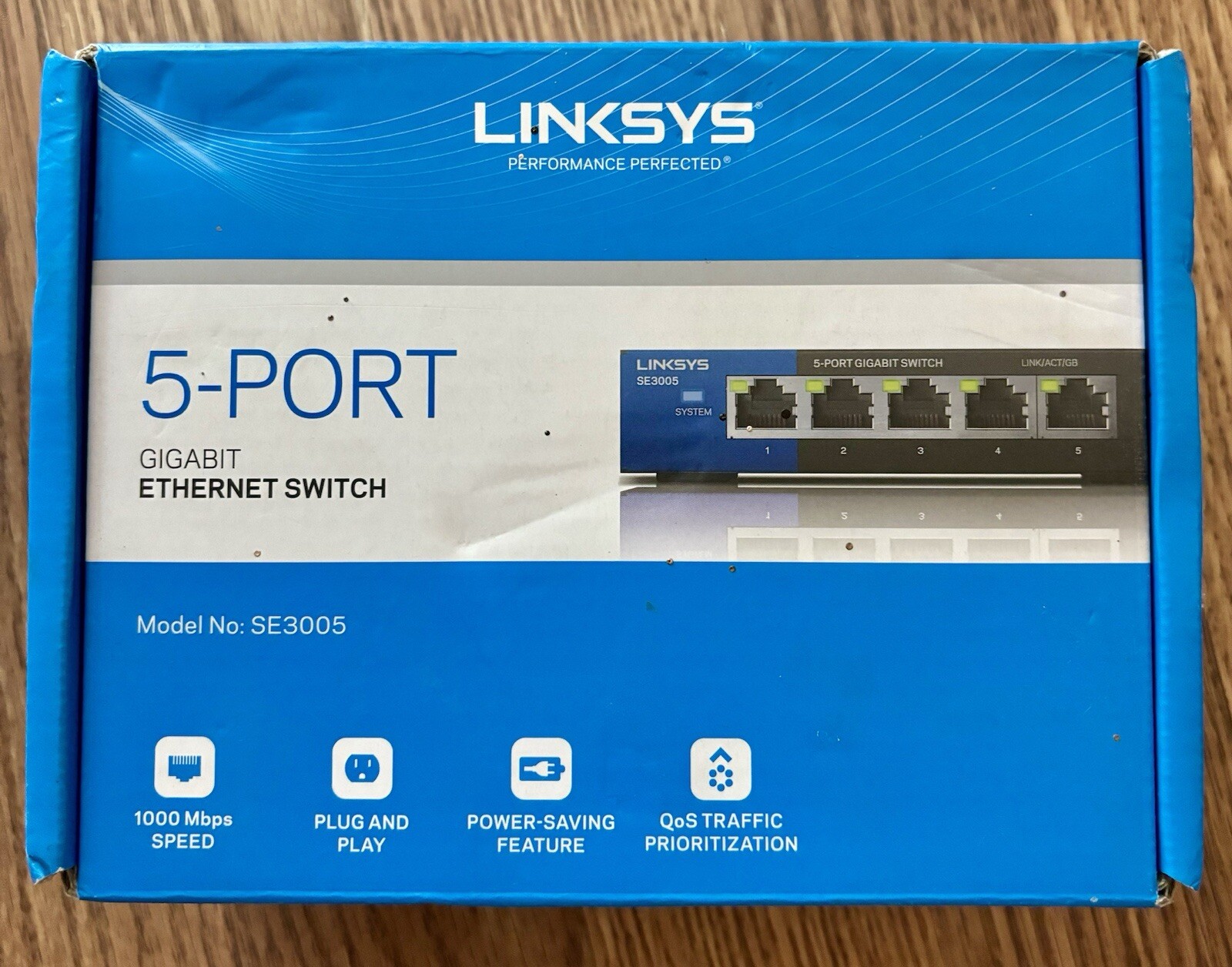 Linksys SE3005 5-port Gigabit Ethernet Switch.