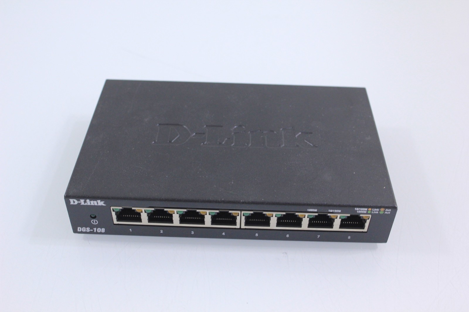 D-Link Desktop Switch DGS-108 – 8-Ports 10/100/1000Mbps