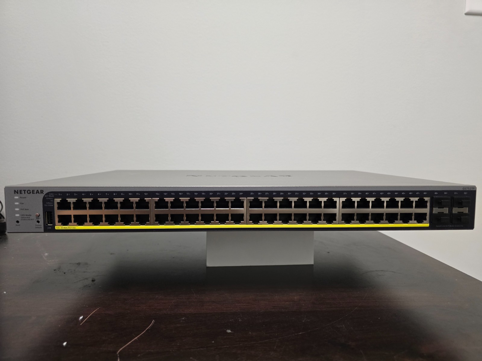NETGEAR GS752TPv3 52-Port Gigabit Smart Managed 380W PoE+ Switch (USED)