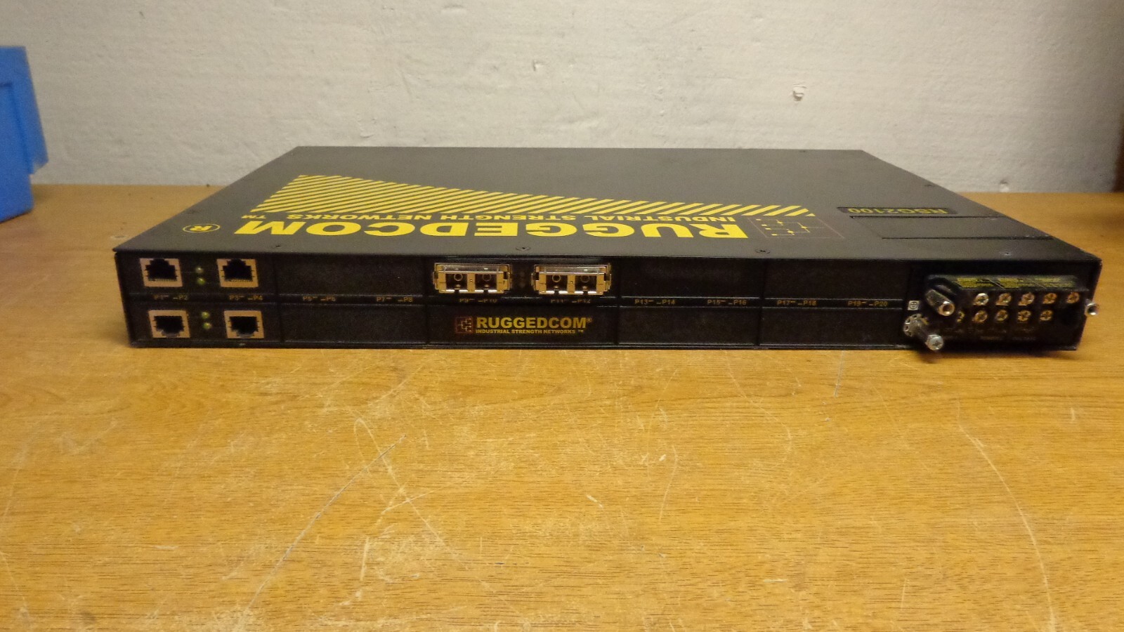 Ruggedswitch RSG2100 RUGGEDCOM Rugged switch Network sn05-217
