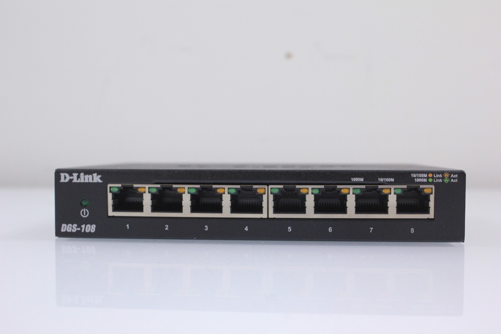 D-Link Desktop Switch DGS-108 – 8-Ports 10/100/1000Mbps