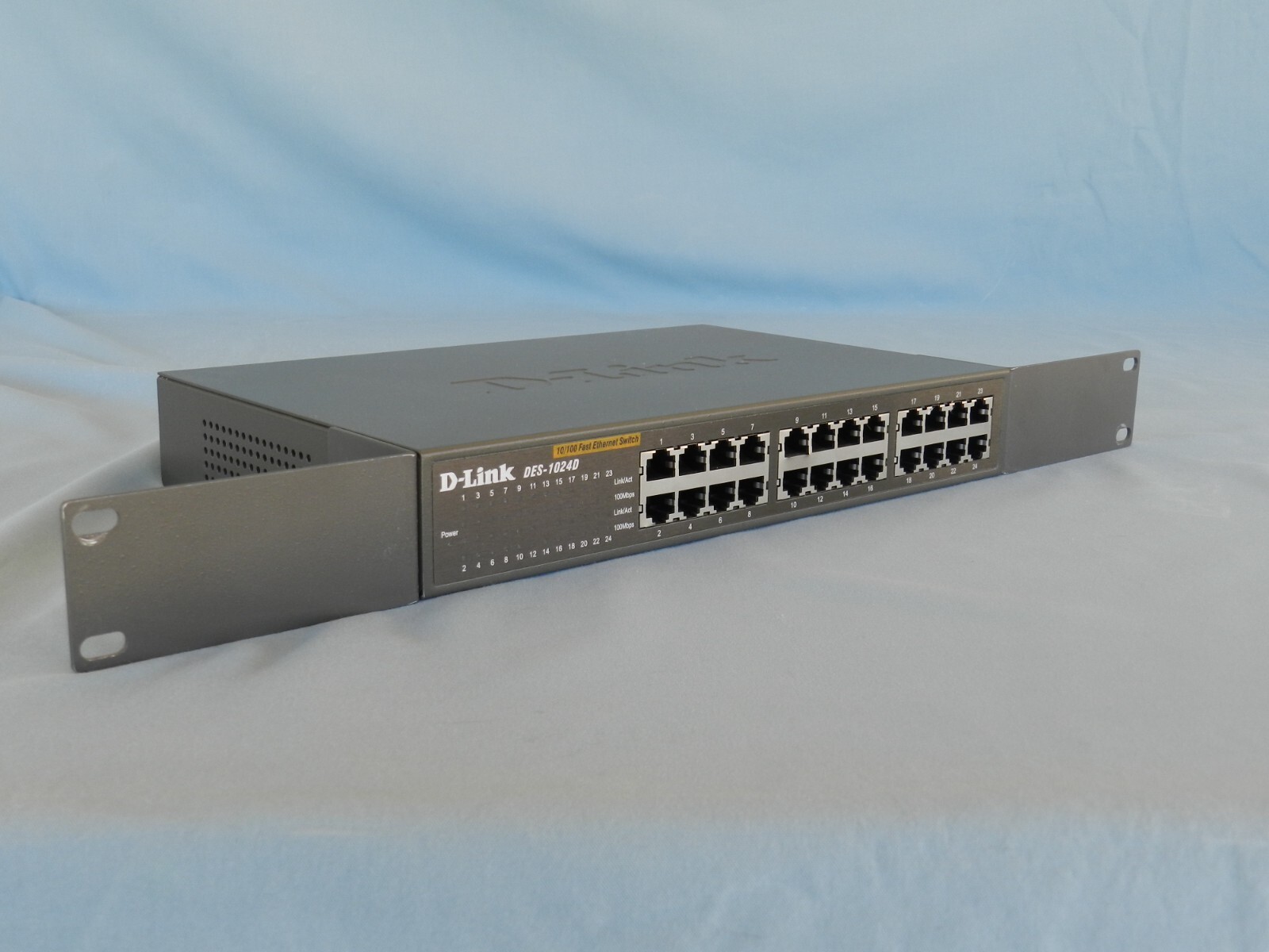 D-Link DES-1024D 24-Port 10/100 Mbps Fast Ethernet 1U Rackmount Unmanaged Switch
