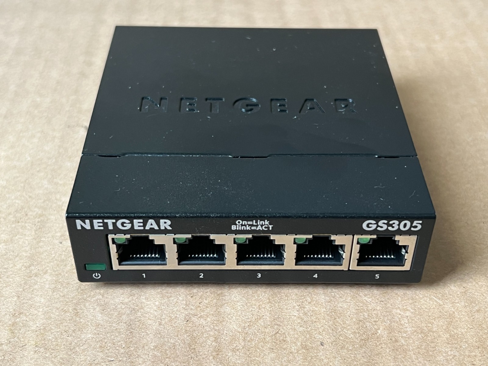 NETGEAR 5-Port Gigabit Ethernet Unmanaged Essentials Switch (GS305) – NO CABLES