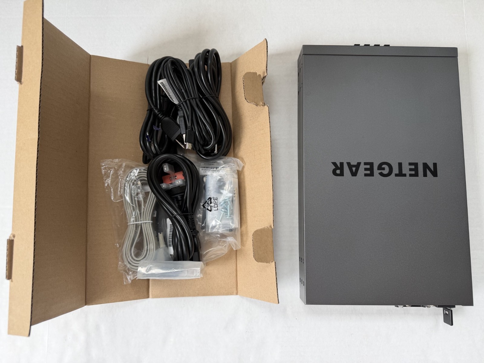 NETGEAR 10GbE 16 Port Managed Ethernet Switch M4300-8X8F XSM4316S100NES