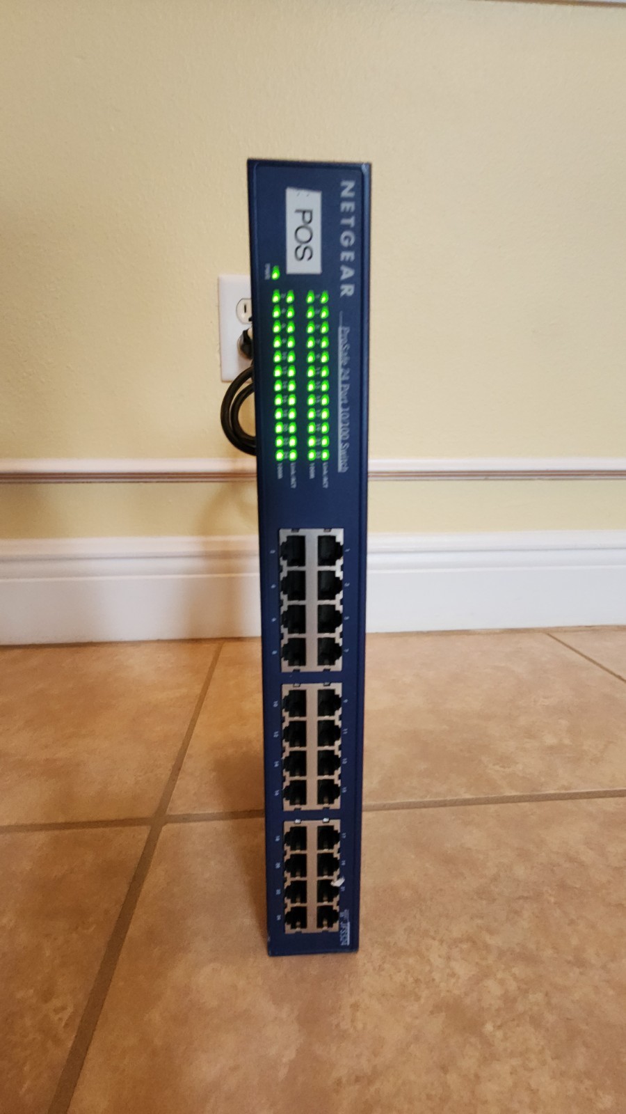 NETGEAR ProSafe JFS524 24-Port 10/100 Switch, works well, with power cord