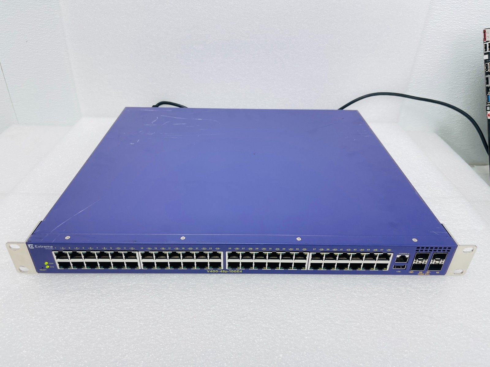 Extreme V400-48P-10GE4 V400 Series 48-Port Gigabit PoE+ 4-Port 10GbE SFP+ Switch