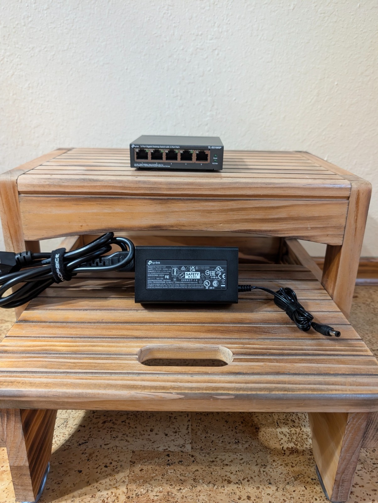 TP-LINK TL-SG1005P 5-Port Gigabit Desktop Switch w/ 4 PoE+ Ports – Works Great