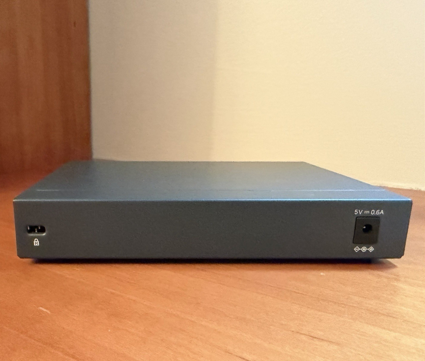 TP-LINK TL-SG108 8-Port Gigabit Ethernet Unmanaged Desktop Switch RJ-45 1Gbps