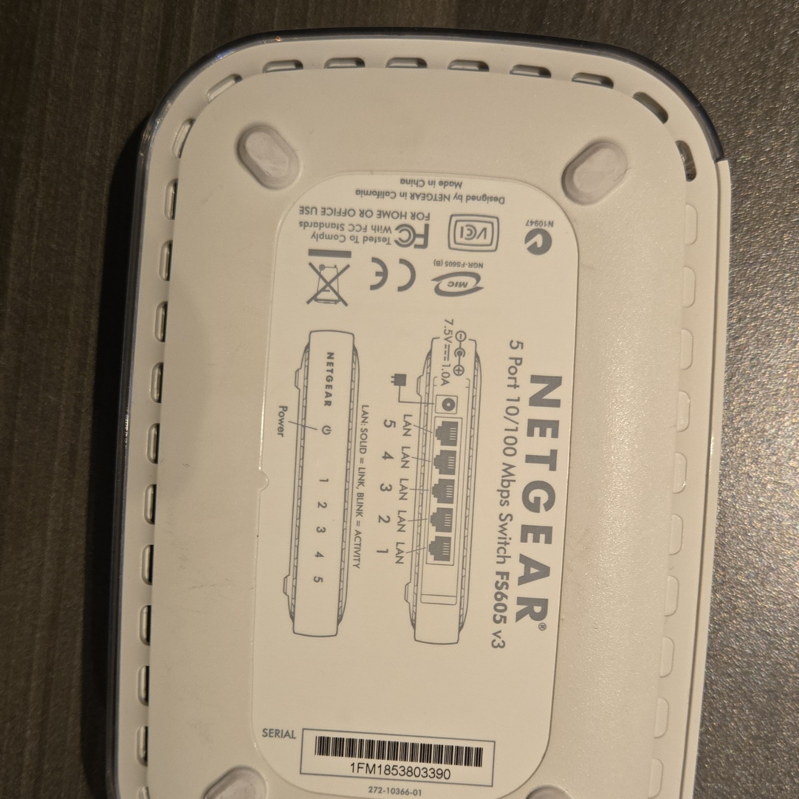 NETGEAR FS605 v3 5-Port Unmanaged Fast Ethernet Switch 100 Mbps RJ-45 Wired