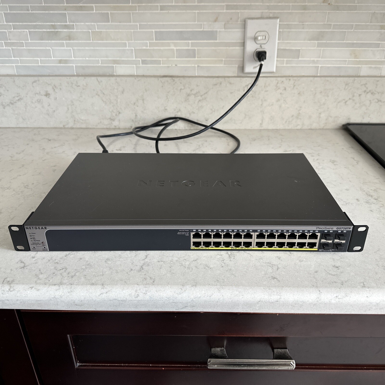 NetGear ProSafe GS728TP Smart Unmanaged Gigabit Network Switch